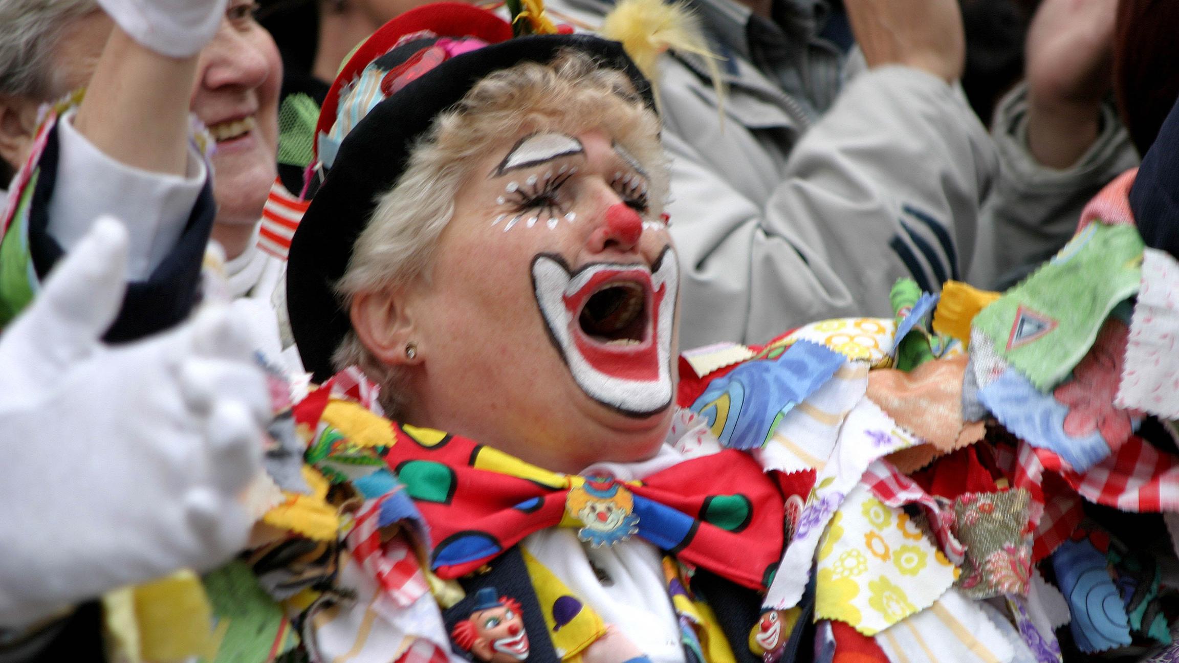 ein Fastnachtsclown in feiernder Menge