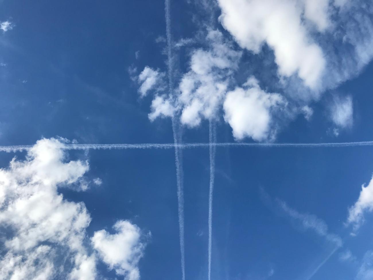 Himmel und Streifen in Kreuzform