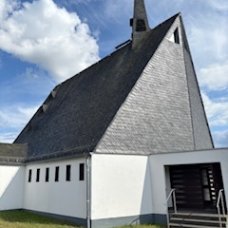 Kirche straßenseitig mit dem Haupteingang zu sehen